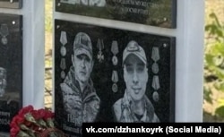 Фото до матеріалу: У Джанкої на школі встановили меморіал військовим РФ з судимостями