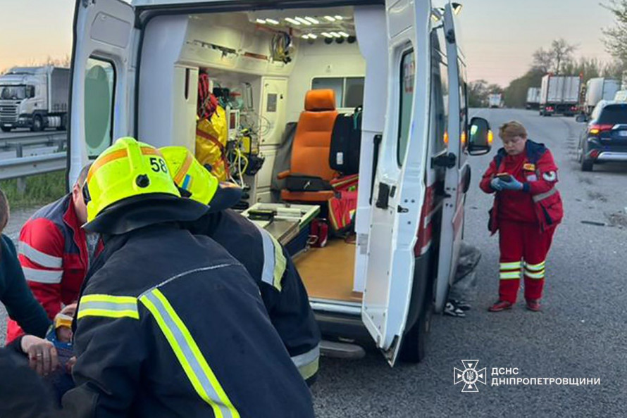 Фото до матеріалу: Смертельна аварія на трасі Запоріжжя-Дніпро: загинула жінка, шестеро поранених