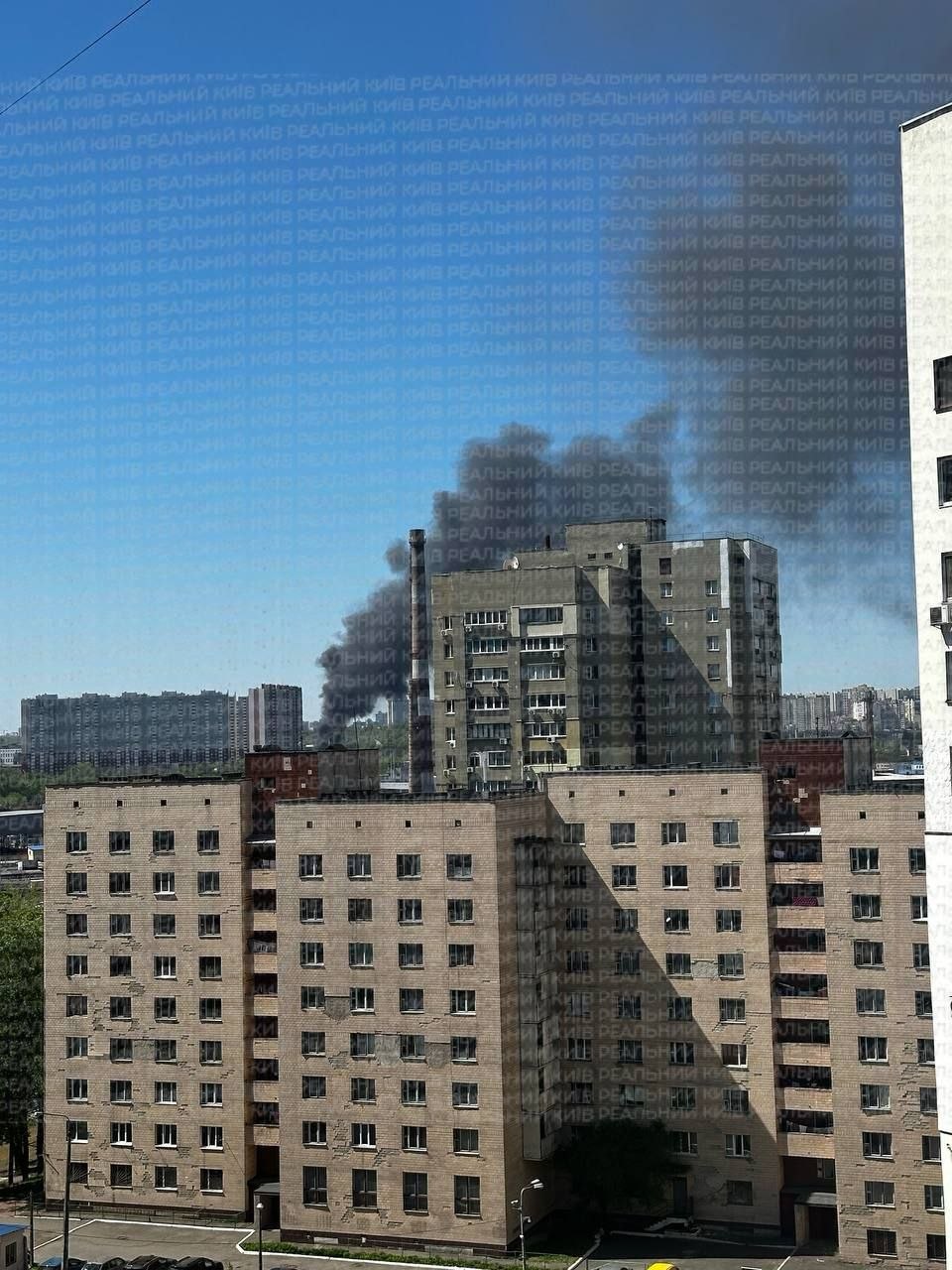 Фото до матеріалу: На Куренівці перекрили вулицю через масштабну пожежу