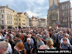 Фото до матеріалу: Тисячі чехів вийшли на захист незалежності Чеського радіо та телебачення