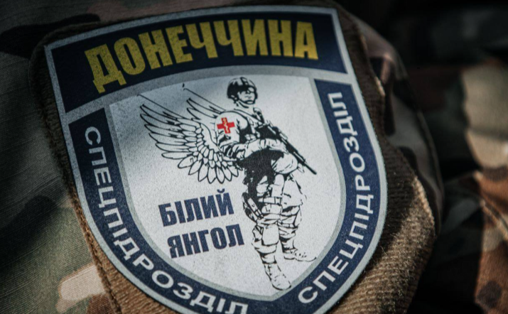 Фото до матеріалу: Правоохоронці врятували сім'ю та хворих з епіцентру бойових дій на Донеччині