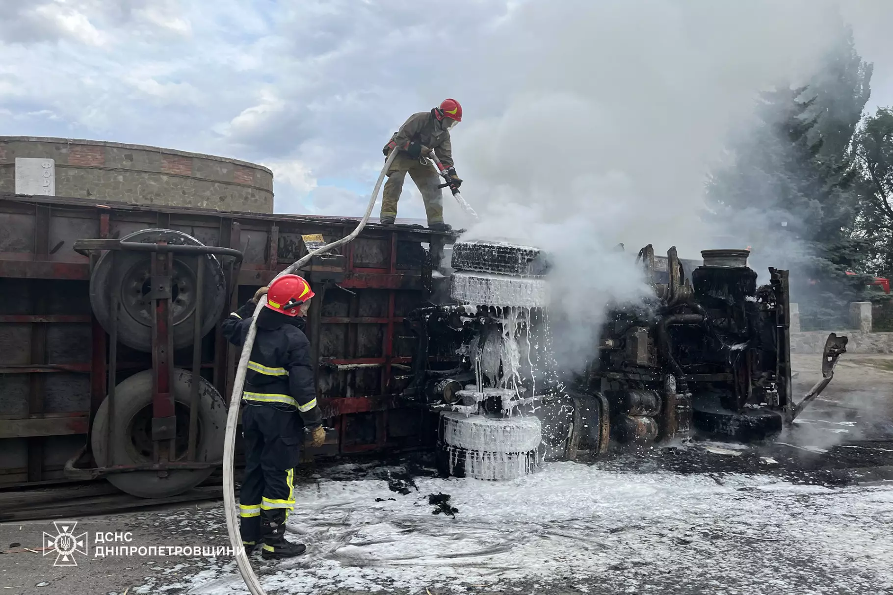 Фото до матеріалу: У Нікопольському районі внаслідок ДТП згоріла вантажівка, постраждав водій
