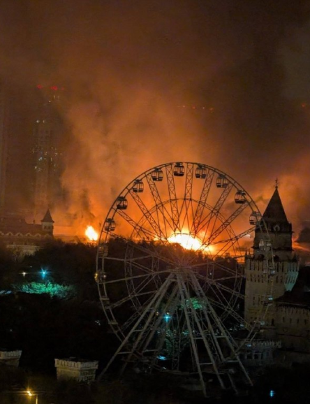 Фото до матеріалу: У Москві спалахнув «Кремль»: вогонь охопив тисячі квадратів