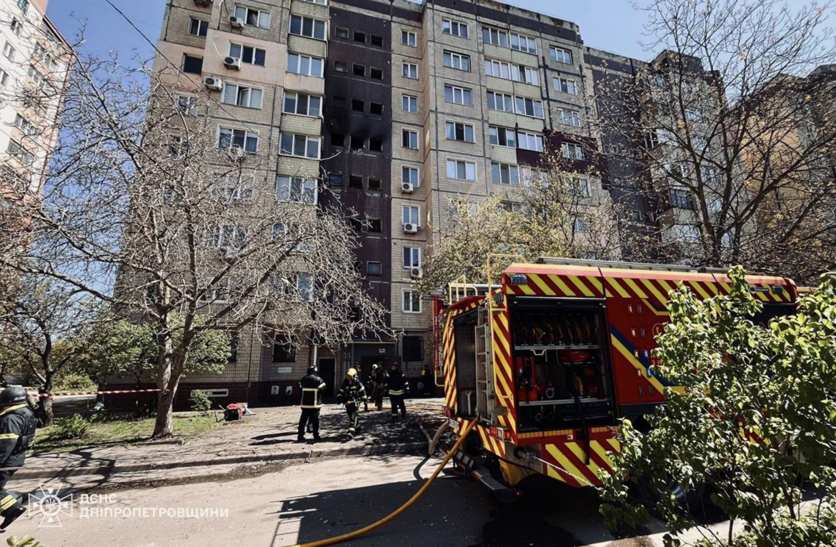 Фото до матеріалу: Російський удар по Кривому Розі: пожежа в дев'ятиповерхівці, постраждали п'ятеро, серед них діти
