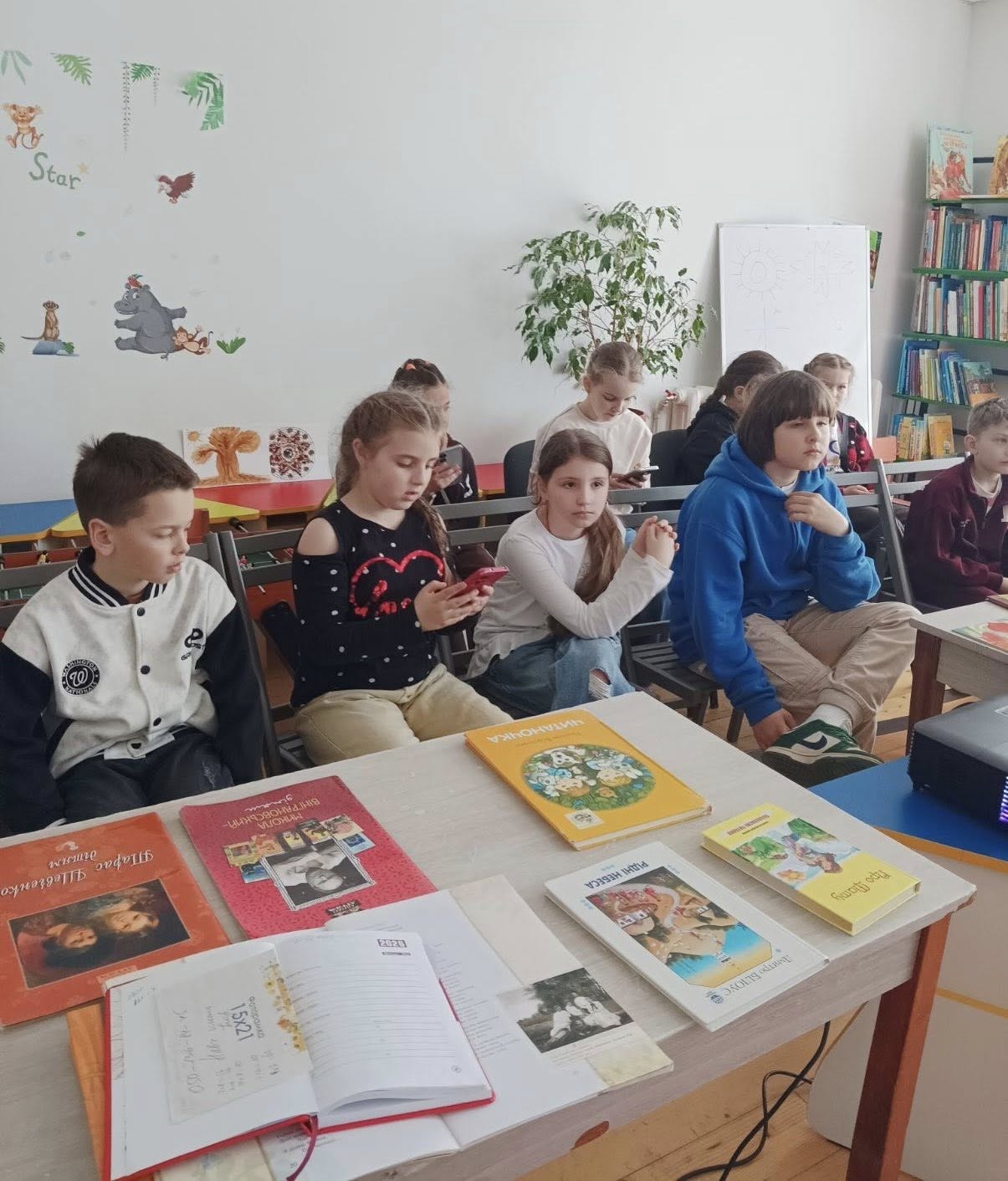 Фото до матеріалу: Моршинські школярі відвідали лекцію про секрети театру у міській бібліотеці