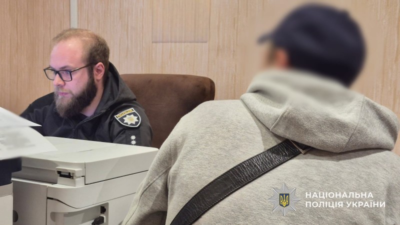 Фото до матеріалу: У Кам'янському грабіжник збив і пограбував літнього містянина
