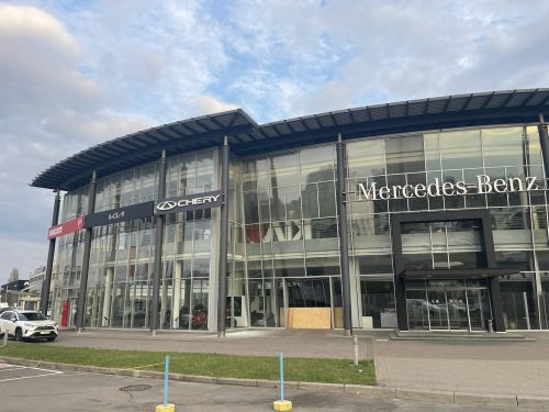 Фото до матеріалу: Автосалон Mercedes-Benz у Києві відновив роботу після обстрілу: деталі відновлення