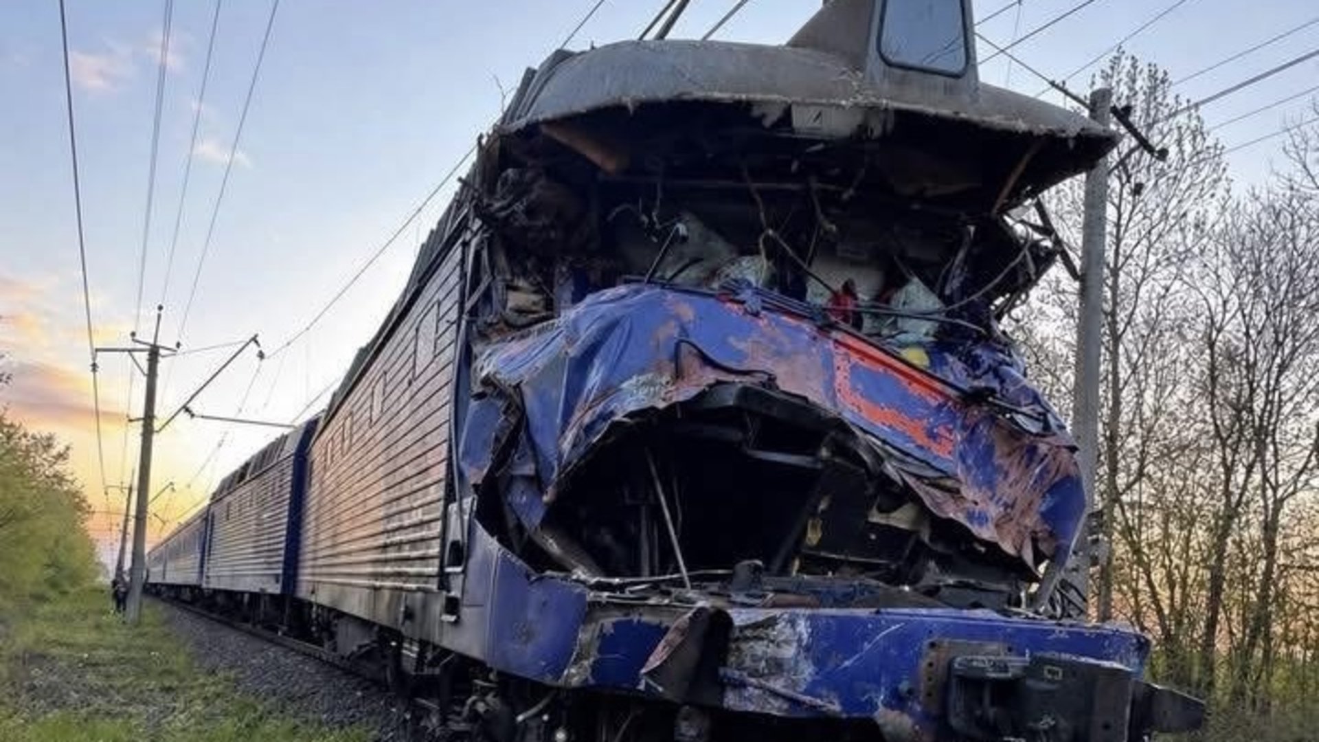 Фото до матеріалу: Трагедія на Львівщині: поїзд Київ-Ужгород зійшов з рейок після зіткнення з автокраном