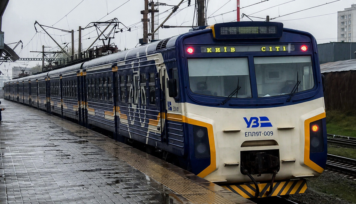 Фото до матеріалу: Kyiv City Express змінює графік: ремонт Північного мосту призупинив рух між Почайною та Радужним
