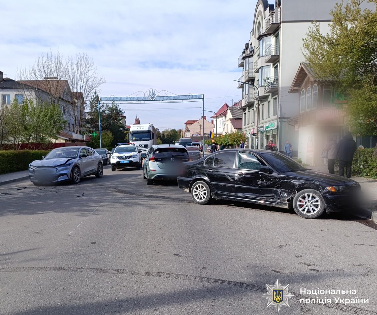 Фото до матеріалу: Три авто зіткнулися в Богородчанах: діти в машині, але вижили