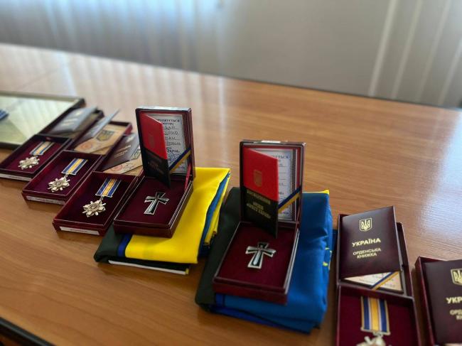 Фото до матеріалу: На Сарненщині рідним загиблих бійців вручили державні нагороди