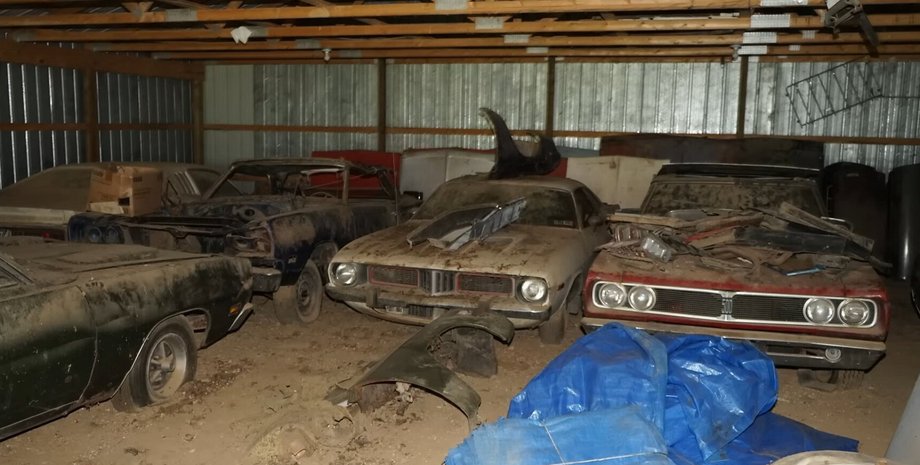 Фото до матеріалу: У США знайшли скарб: десятка раритетних Chrysler, що роками припадали пилом у сараї