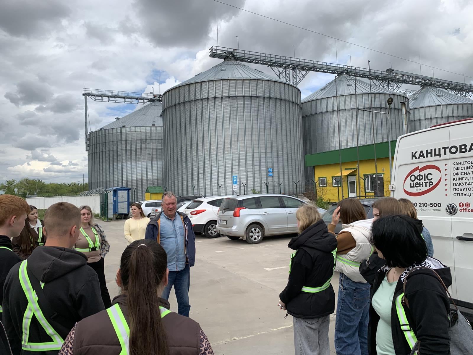 Фото до матеріалу: Студенти Мирогощанського коледжу побували в агрохолдингу VITAGRO