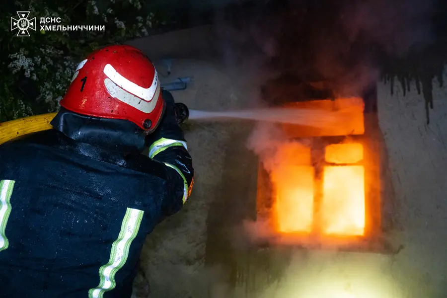 Фото до матеріалу: У Хмельницькому вночі згорів приватний будинок: знайдено тіло чоловіка