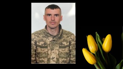 Фото до матеріалу: У Жовкві вандалізм: невідомі пошкодили фігуру Матері Божої на площі Вічевій