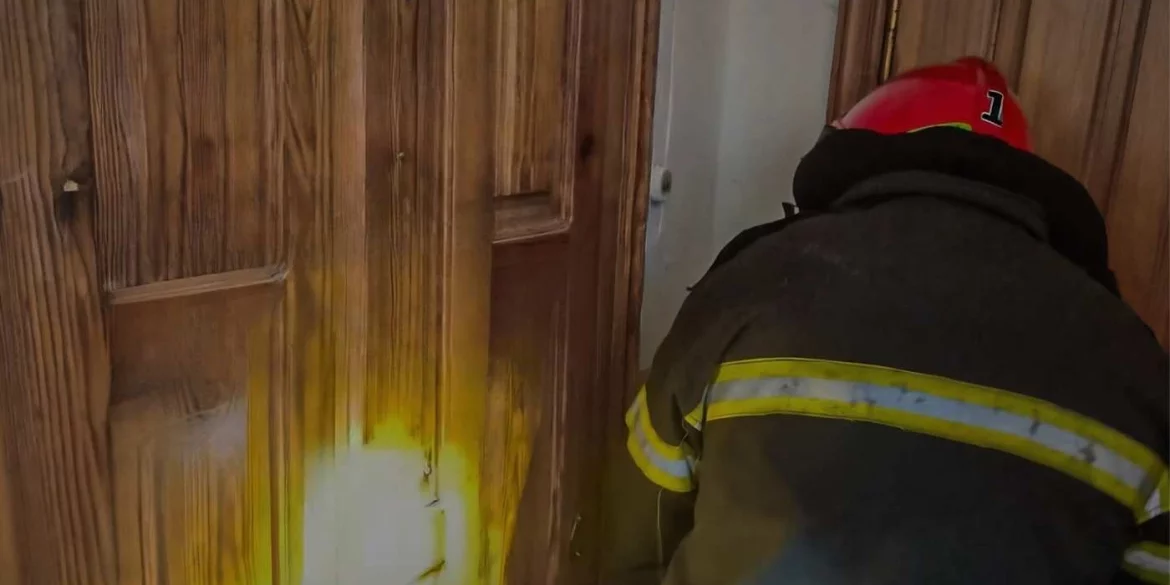 Фото до матеріалу: Кілька днів не виходила на зв'язок: рятувальники визволяли з квартири непритомну вінничанку