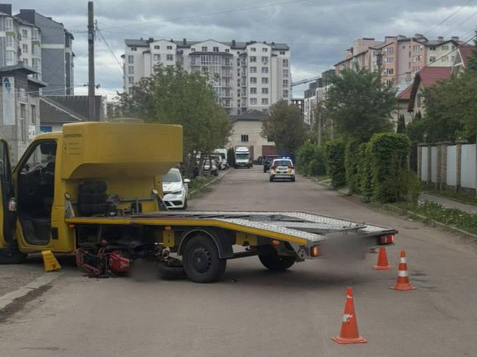 Фото до матеріалу: Аварія на дорозі Івано-Франківська: мотоцикліст отримав тілесні ушкодження