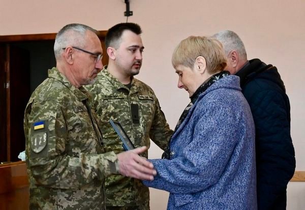 Фото до матеріалу: Сім'ї загиблого Героя з Чигиринщини вручили державні нагороди