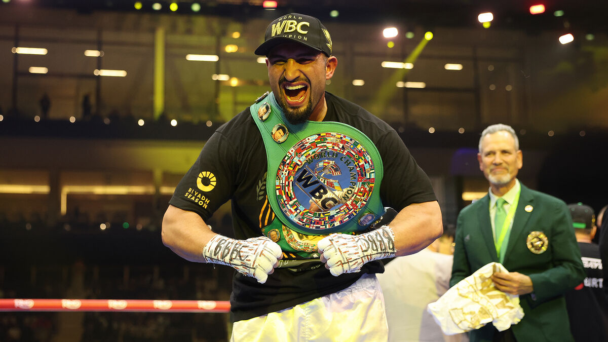 Фото до матеріалу: Усик і Кабаєл: WBC офіційно затверджує бій за титул чемпіона світу