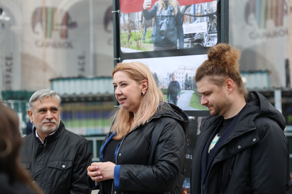 Фото до матеріалу: У Києві відкрили фотовиставку «Сміливість слова» про журналістів під час війни