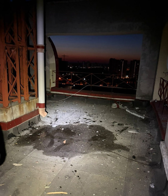 Фото до матеріалу: У Києві уламки ворожих БпЛА на дах багатоповерхівки спричинили пожежу – мер