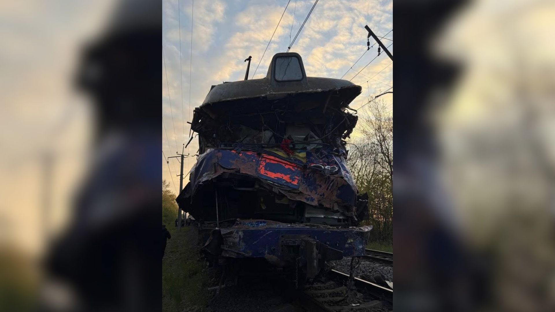Фото до матеріалу: На Львівщині автокран протаранив потяг «Київ–Ужгород»: загинув машиніст-ветеран