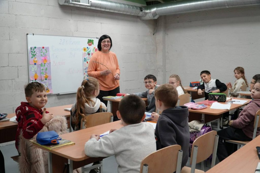 Фото до матеріалу: У Криворізькій гімназії №130 відкрили сучасне підземне укриття на 450 учнів