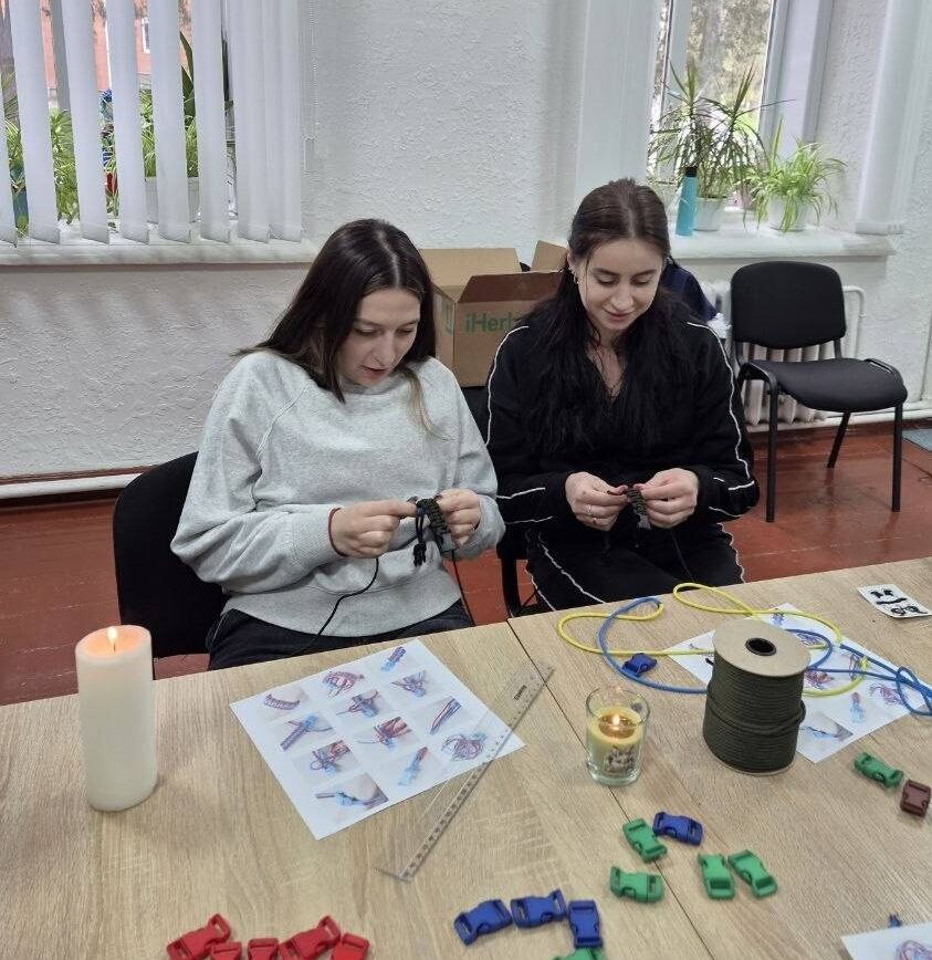 Фото до матеріалу: У Барі для ветеранів та їхніх родин провели арт-терапевтичну зустріч