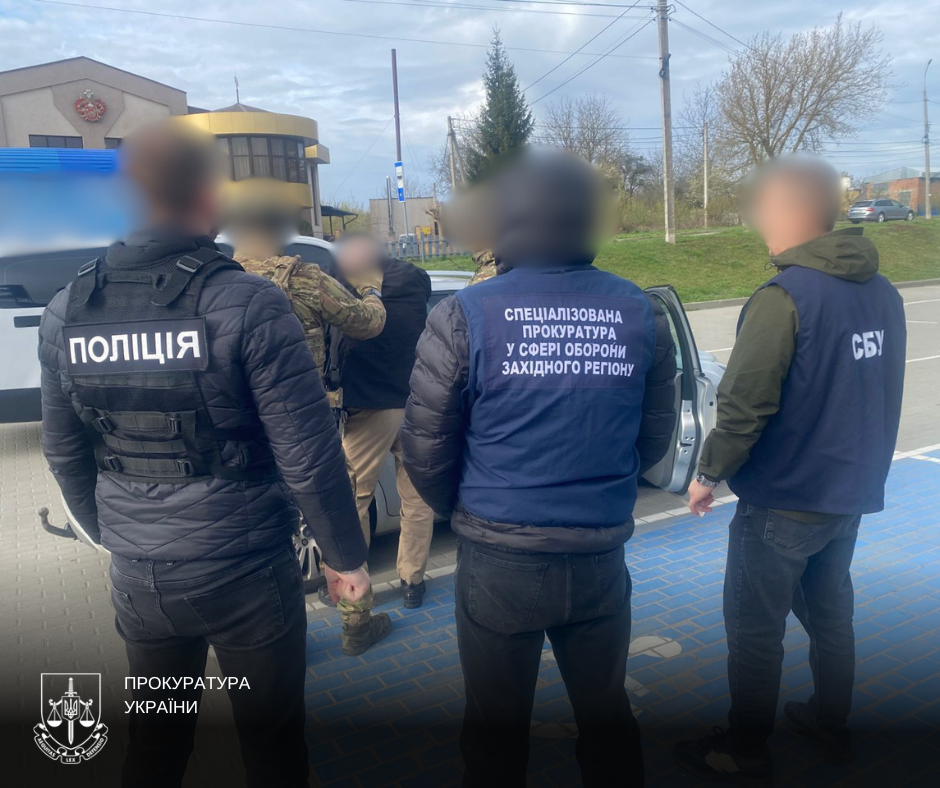 Фото до матеріалу: На Хмельниччині затримали шахрая, який вимагав $6 тисяч за «зняття з розшуку» в «Оберігу»