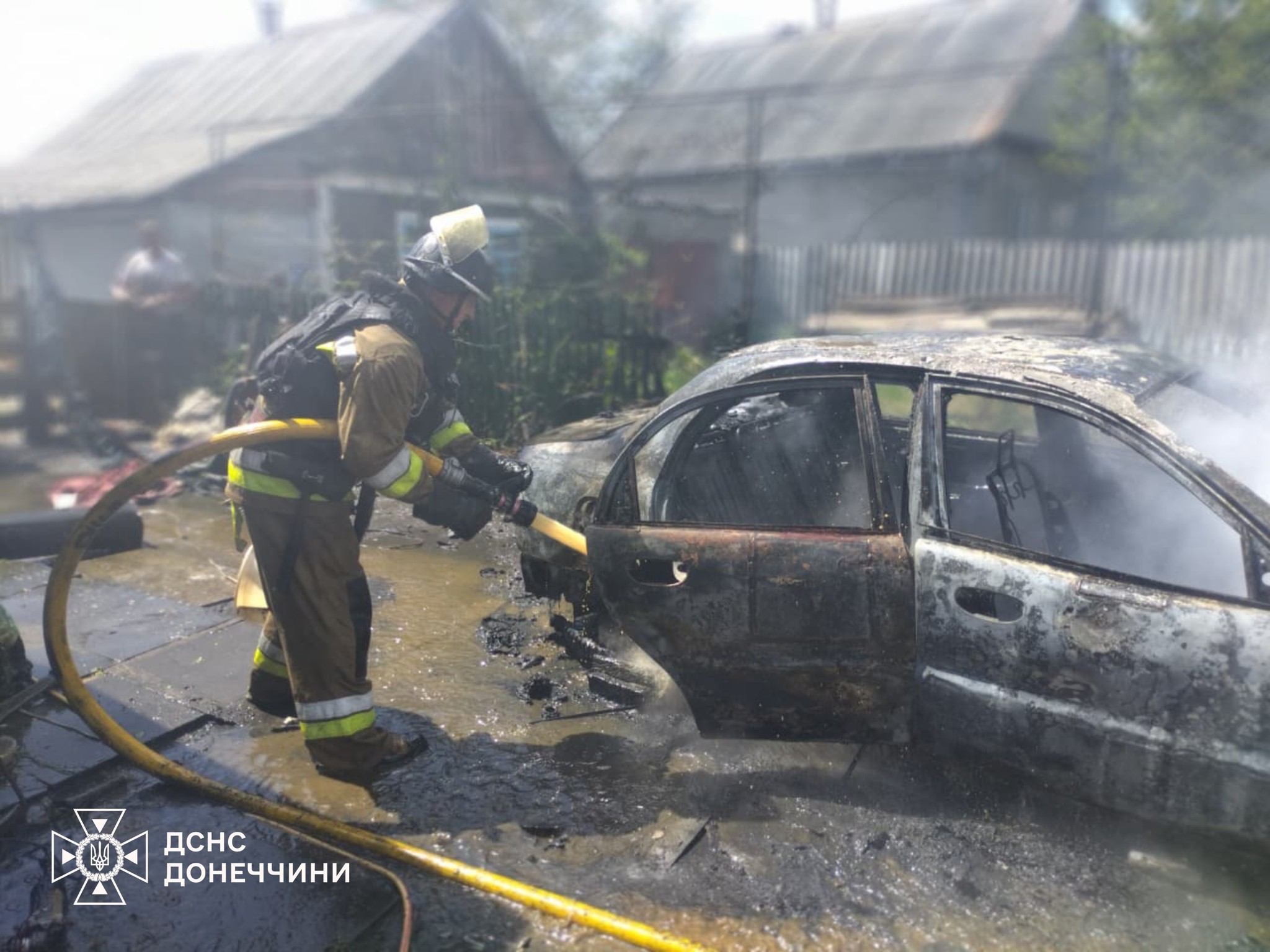 Фото до матеріалу: У Краматорську горіли гараж і автомобіль: рятувальні не дали вогню поширитися