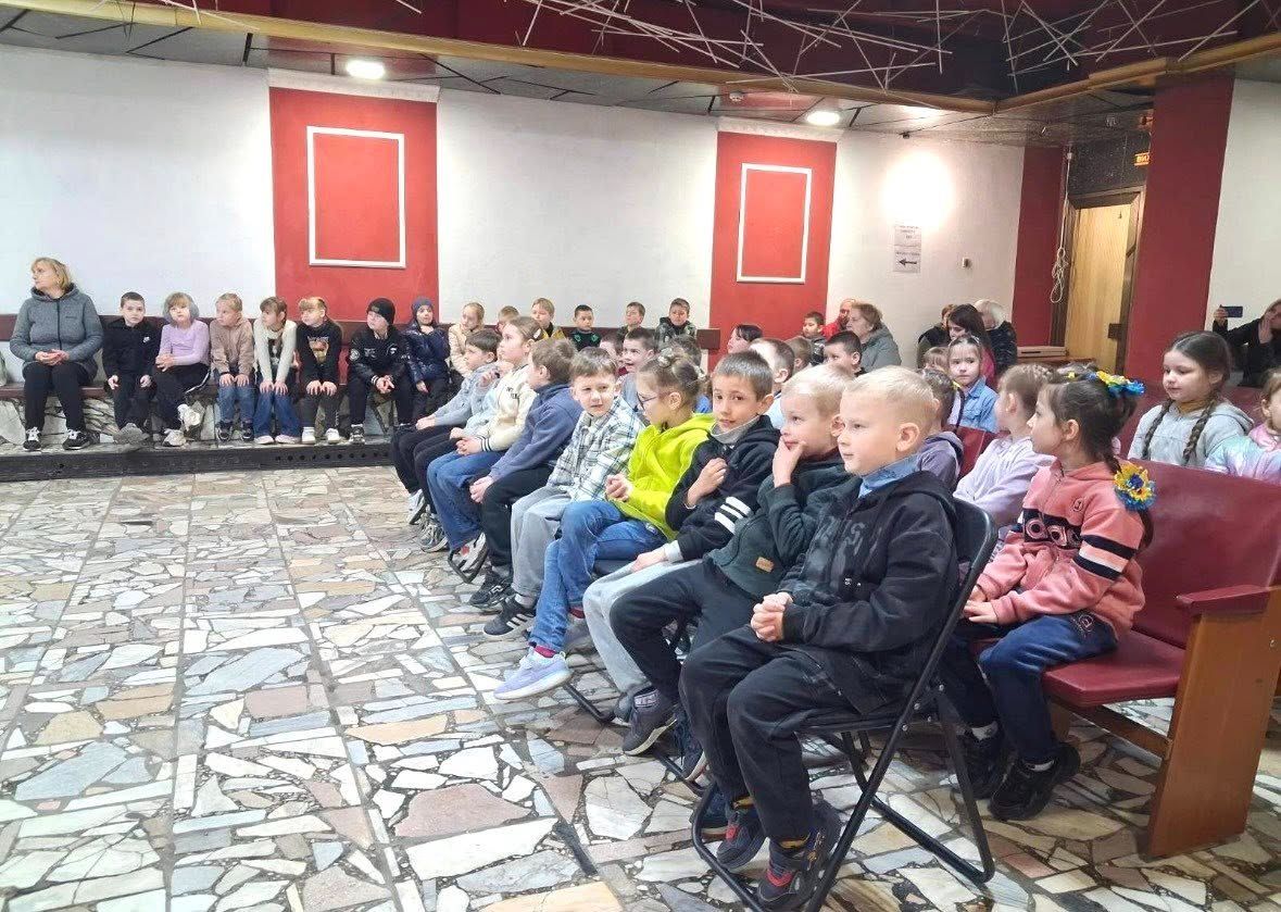 Фото до матеріалу: Решетилівські школярі захопилися виставою «Пригоди в квітковій країні»