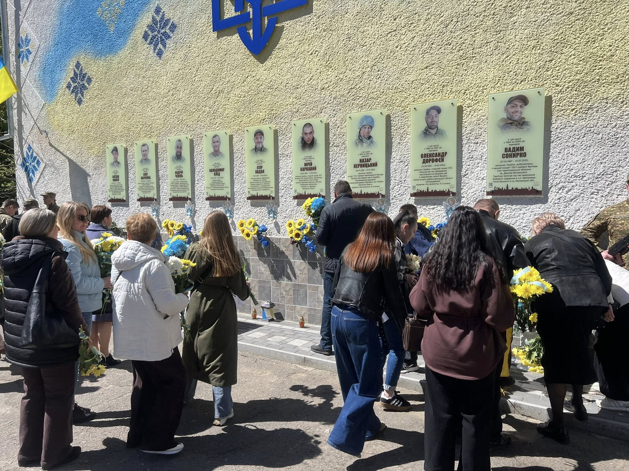 Фото до матеріалу: У Франківську вшанували пам'ять Героїв Власія і Сокирка: у Ліцеї №10 відкрили меморіальні дошки