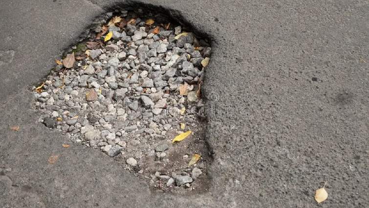Фото до матеріалу: На Прикарпатті судили військового, котрий хотів підсипати яму на дорозі гравієм з річки
