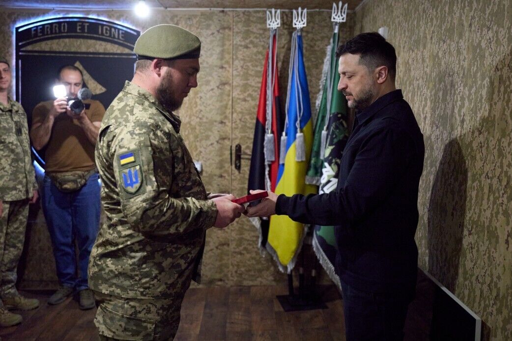 Фото до матеріалу: Зеленський вручив нагороди військовим на Олександрівському напрямку та заслухав доповідь Сирського
