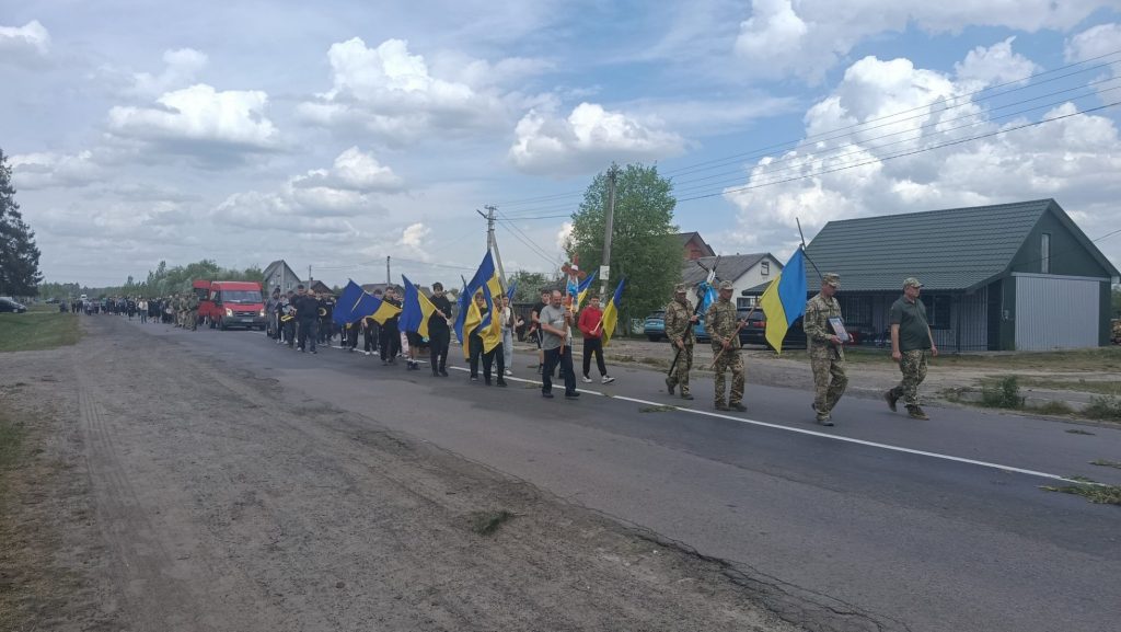 Фото до матеріалу: У Великій Яблуньці провели в останню путь молодшого сержанта Олександра Басюка