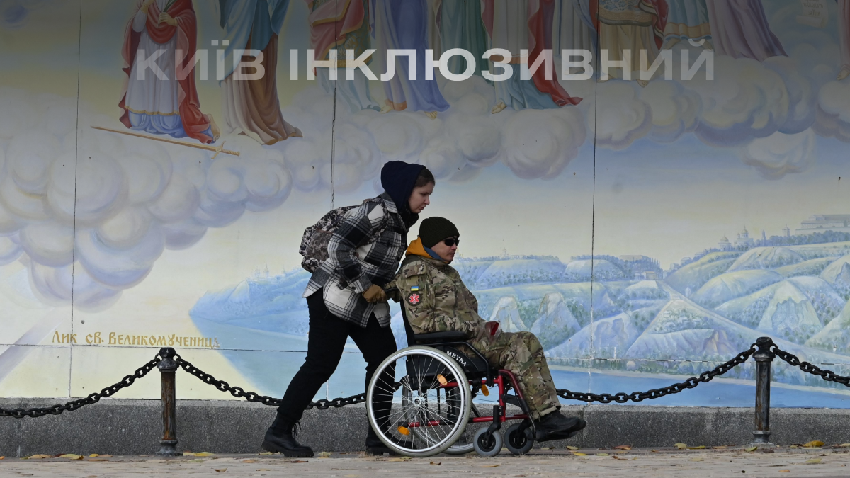 Фото до матеріалу: Київ будує безбар'єрне місто: нові пандуси, тактильні доріжки та доступні парки