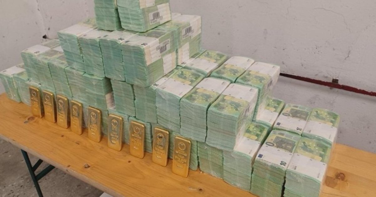 Фото до матеріалу: Інцидент врегульовано: Угорщина повернула кошти та цінності Ощадбанку (ФОТО)
