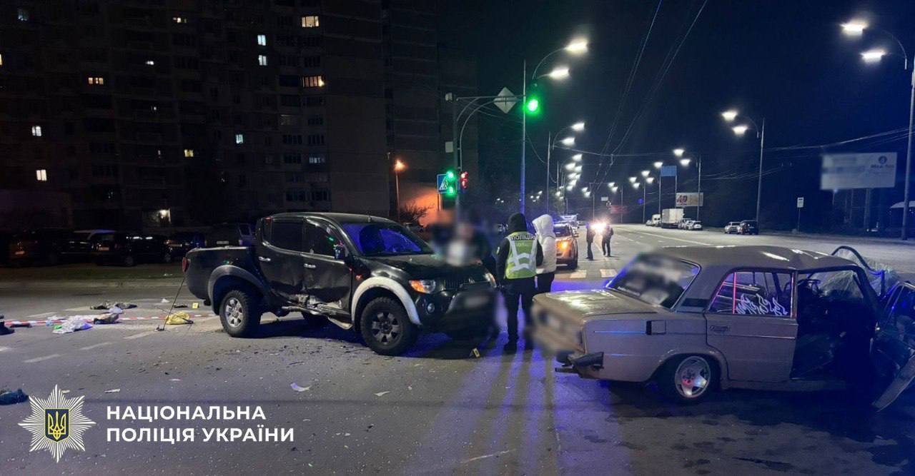 Фото до матеріалу: Троє підлітків постраждали в ДТП на Троєщині: п'яний водій Mitsubishi врізався у ВАЗ