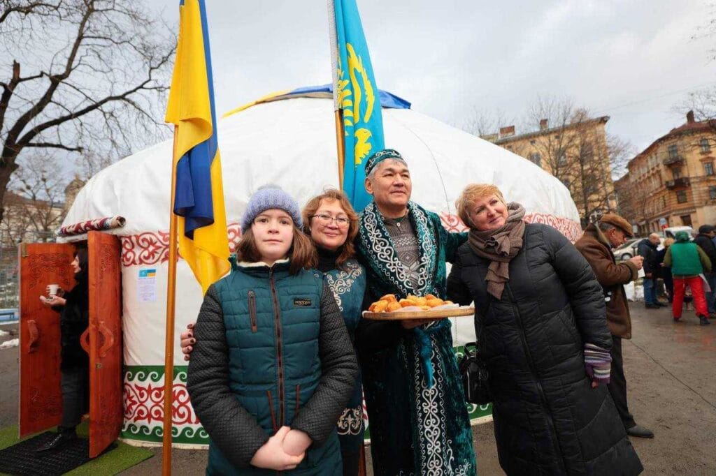 Фото до матеріалу: У Львові відкрили казахську юрту незламності поруч із Пороховою вежею