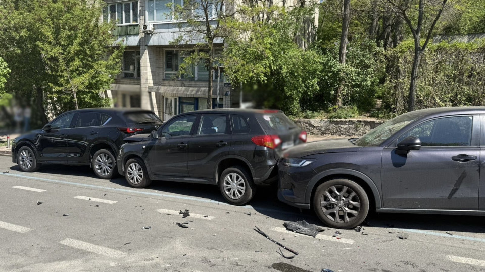 Фото до матеріалу: У Києві водій Maserati влаштував ДТП, а потім зачинився у салоні від поліції
