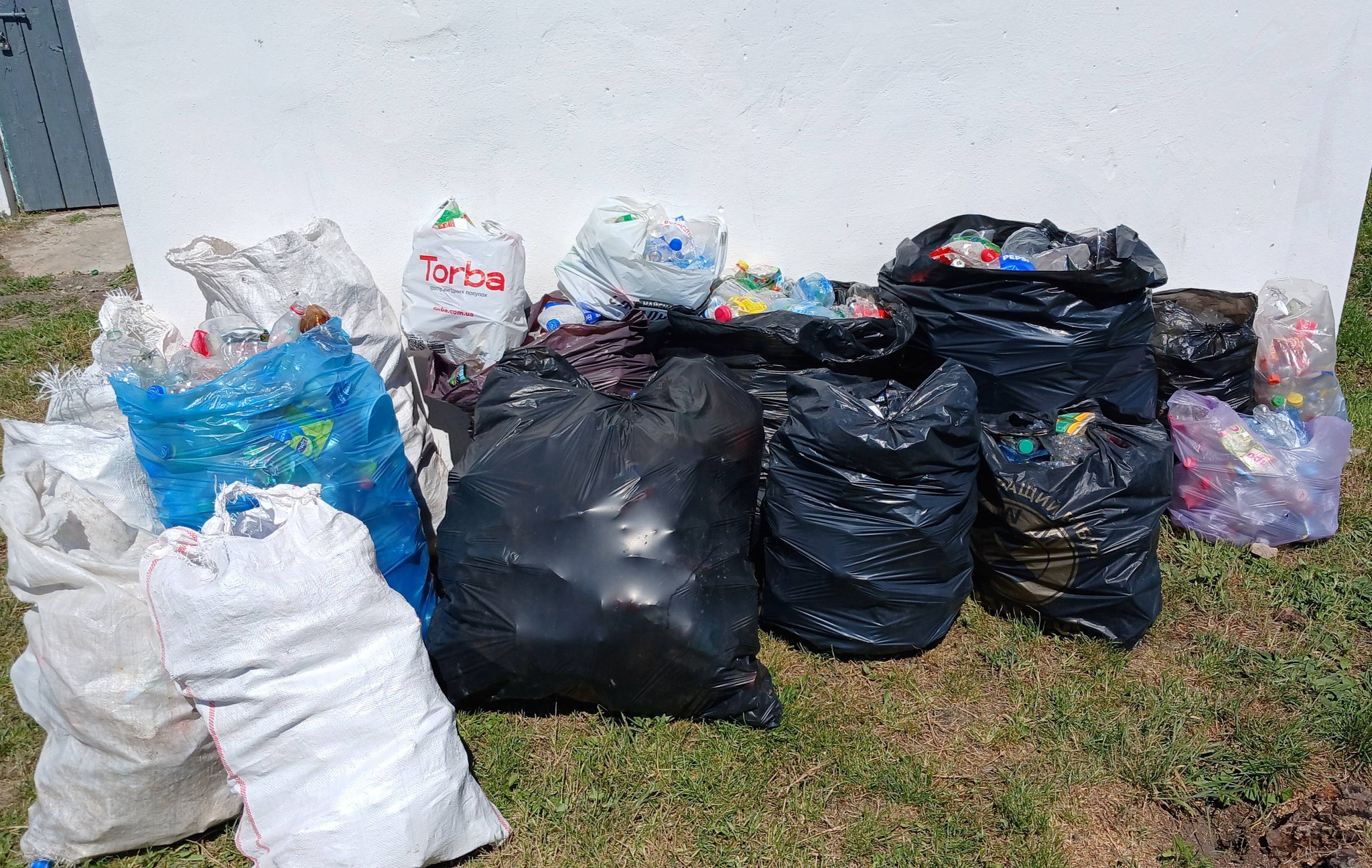Фото до матеріалу: У Тараканівському ліцеї збір пластику перетворили на допомогу ЗСУ