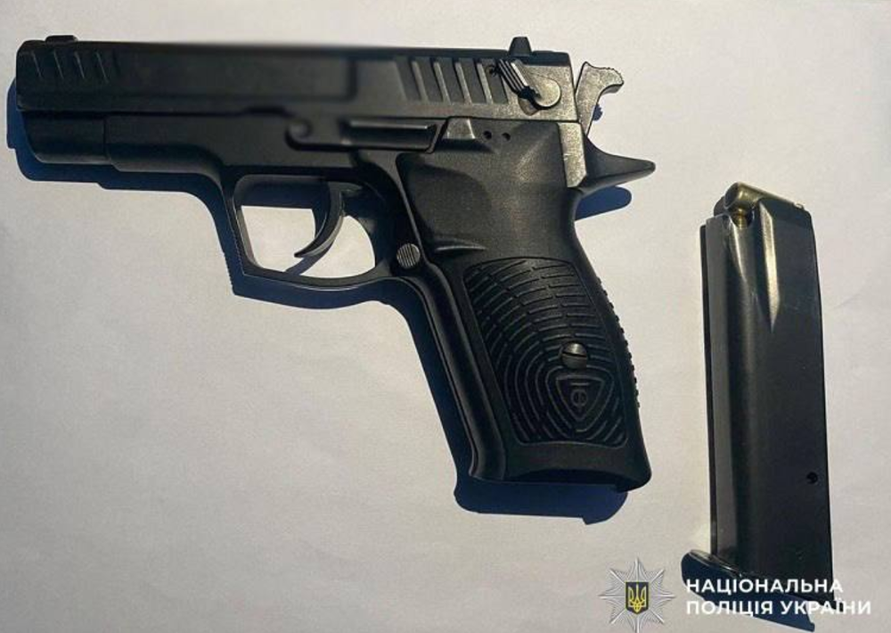 Фото до матеріалу: У Києві чоловік зі зброєю загрожував охоронцю: затримано підозрюваного