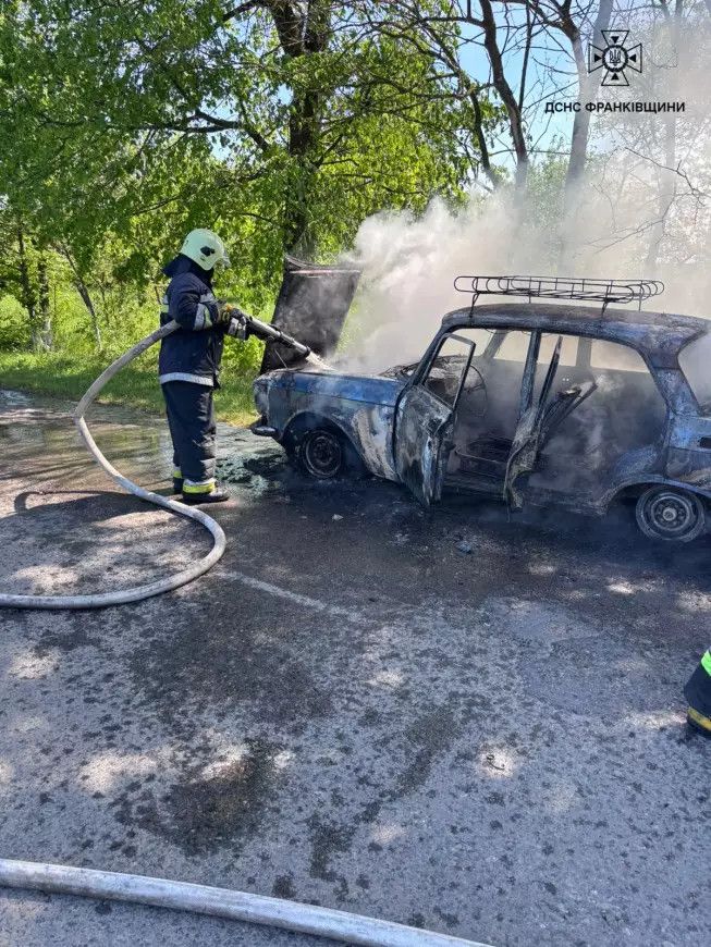 Фото до матеріалу: На площі Калуша згоріла автівка: пожежники врятували життя