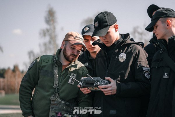 Фото до матеріалу: Бійці бригади «Лють» навчали курсантів роботі з дронами