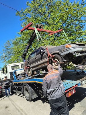 Фото до матеріалу: У Львові з вулиць забрали ще п'ять покинутих автівок