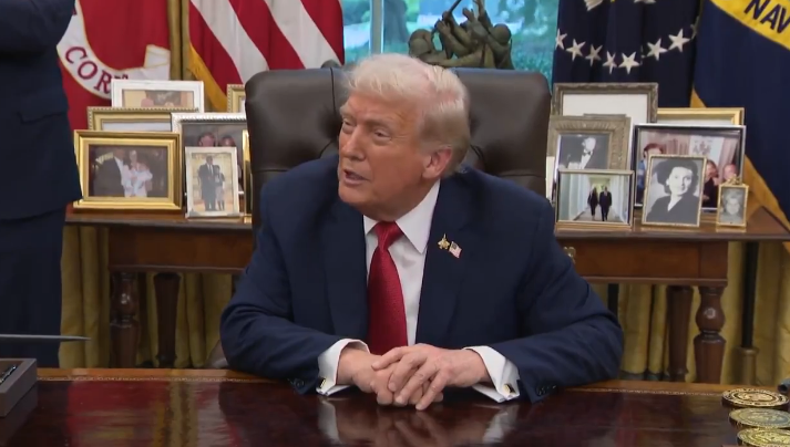 Фото до матеріалу: Трамп ухилився від запитання про перемир'я з Іраном після відновлення вогню в Ормузькій протоці