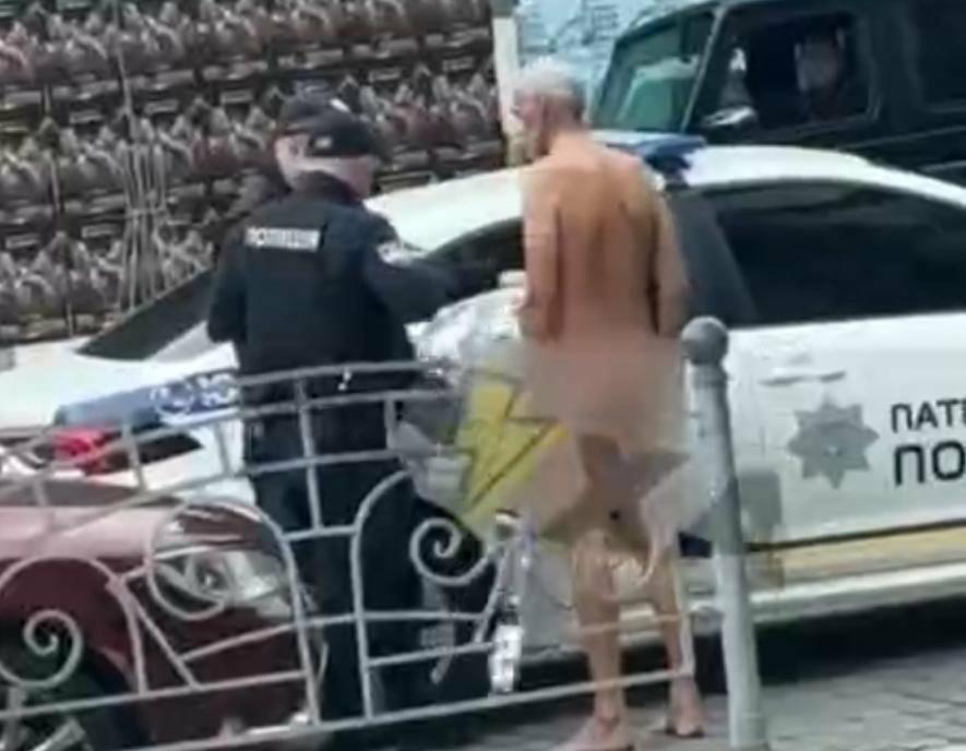 Фото до матеріалу: Чоловік без одягу пройшовся по Києву: поліцейські затримали його біля ЦУМу