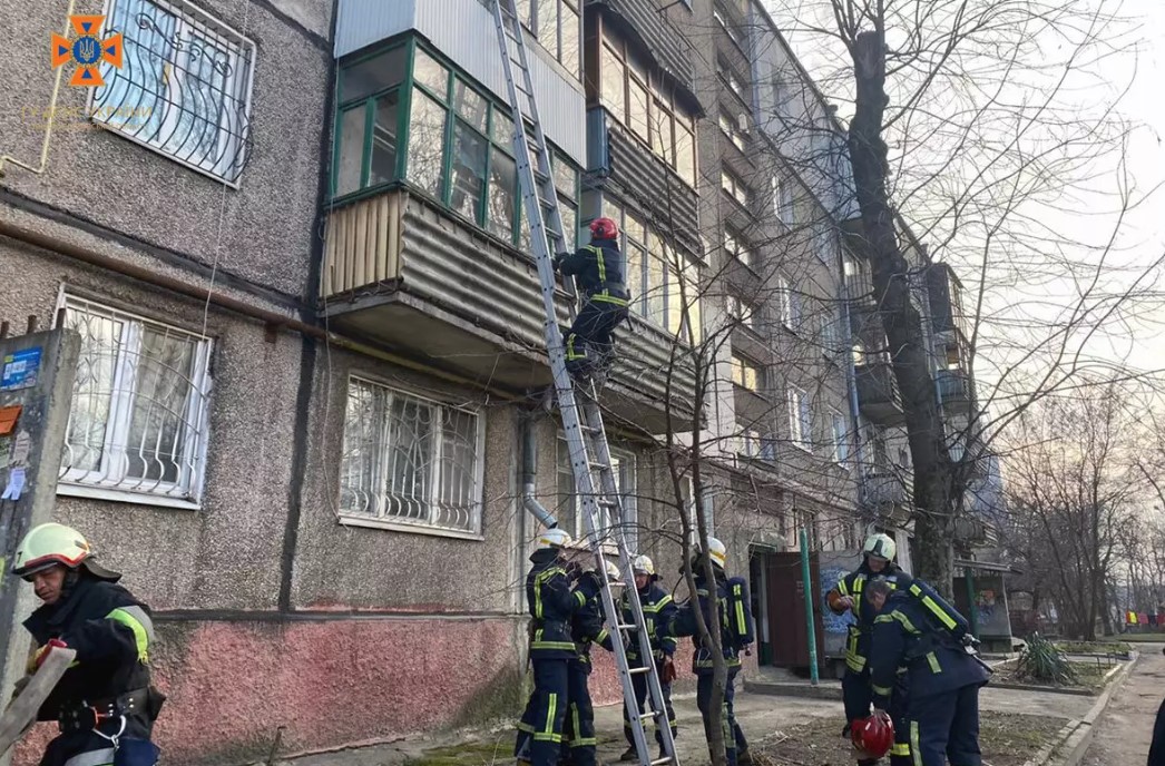Фото до матеріалу: На пожежі у Кам'янському врятували чоловіка: деталі інциденту