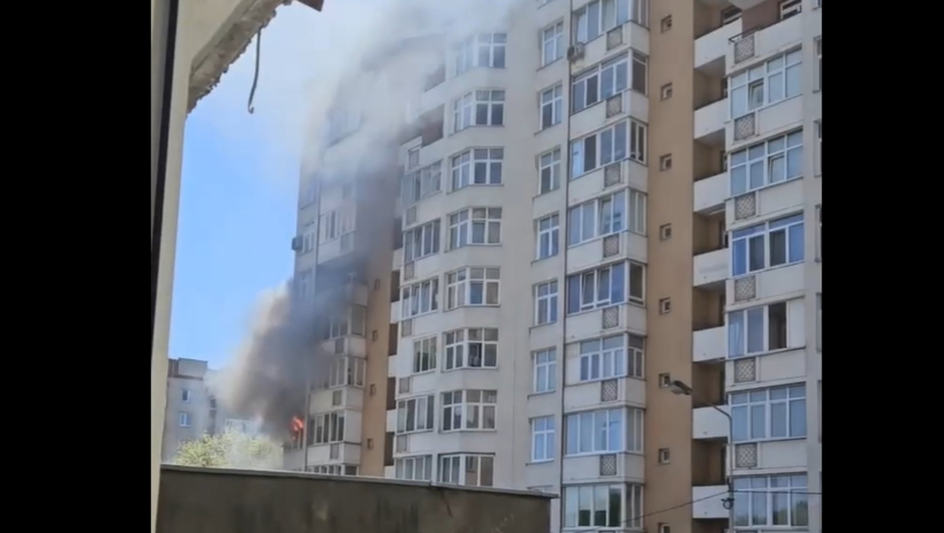 Фото до матеріалу: У Львові на вул. Щеповій сталася пожежа у квартирі: вогнеборці працюють на місці події