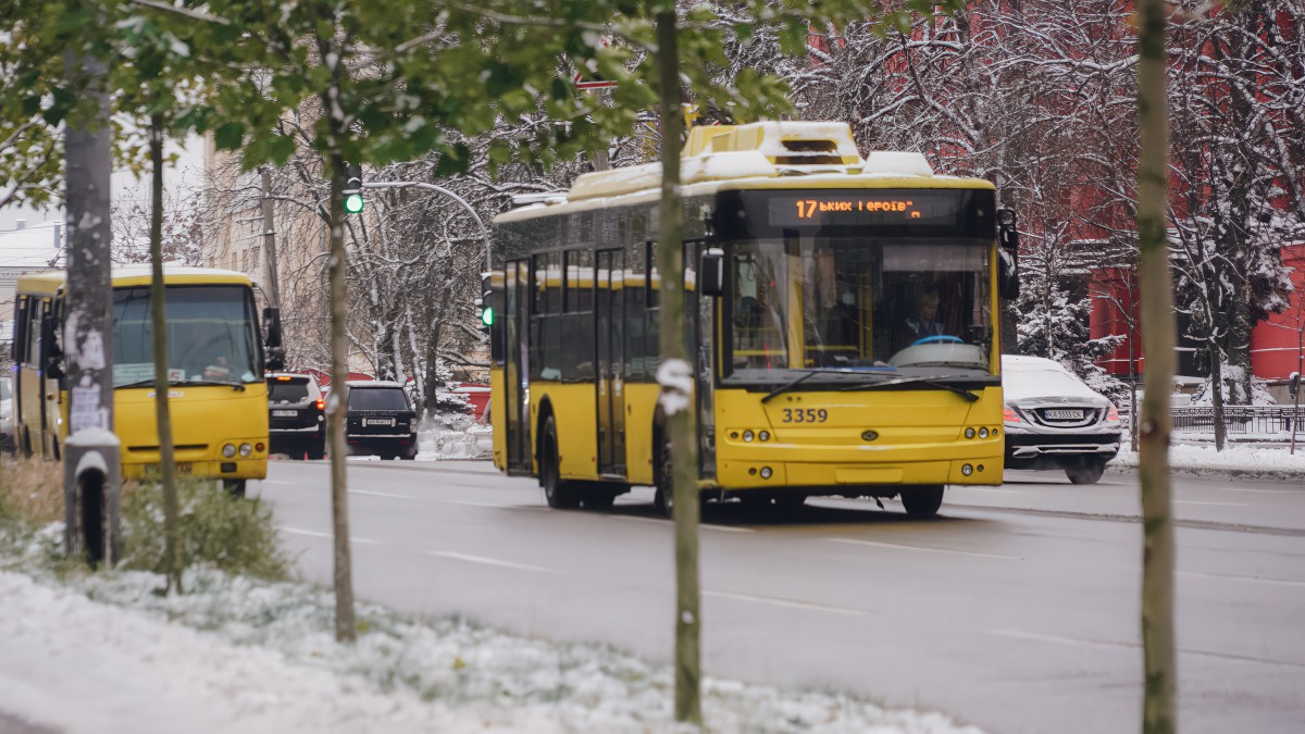Фото до матеріалу: Чи має громадський транспорт Києва зупинятися під час повітряних тривог: розглянемо "за" і "проти"